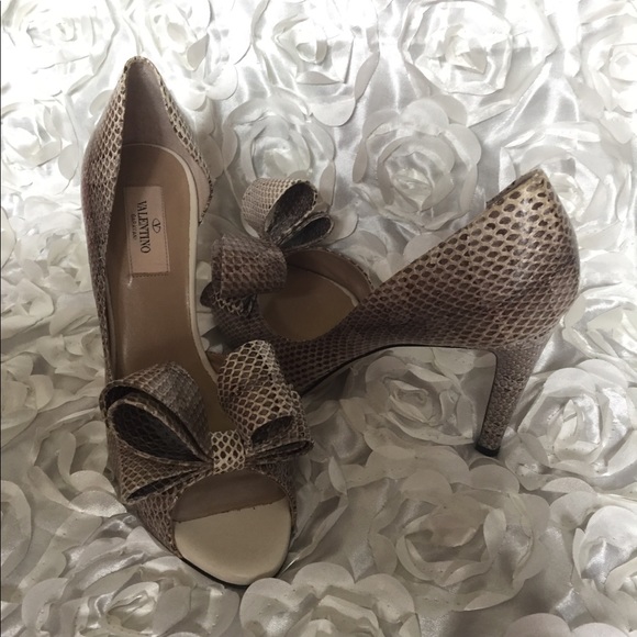 Host pick 🎉🎉 Valentino bow heels - Picture 4 of 7